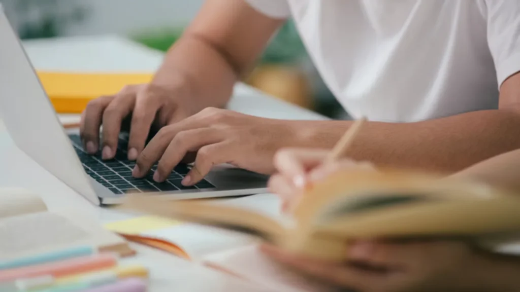 Jovem realizando um simulado online no laptop