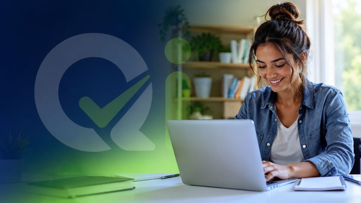 Banner do SimulaQI com estudante utilizando um notebook para realizar simulados online, destacando simulados gratuitos, questões e ferramentas de estudo.